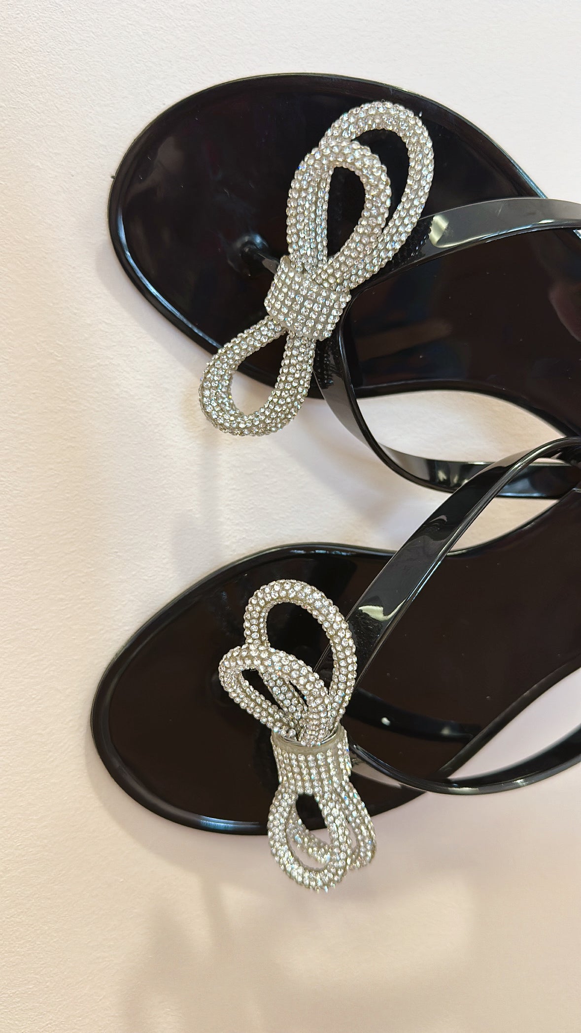 JELLY SANDALS WITH RHINESTONE BOW