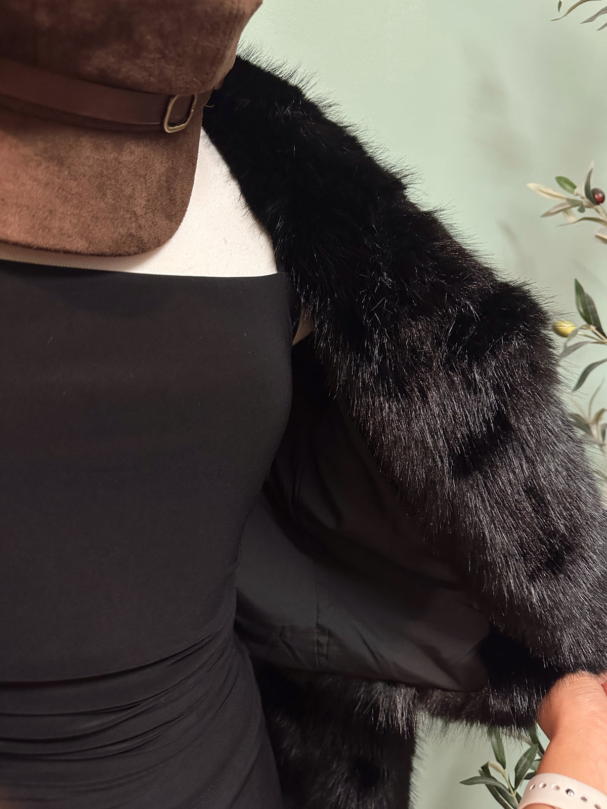 MOB WIFE FUR COAT (BLACK)