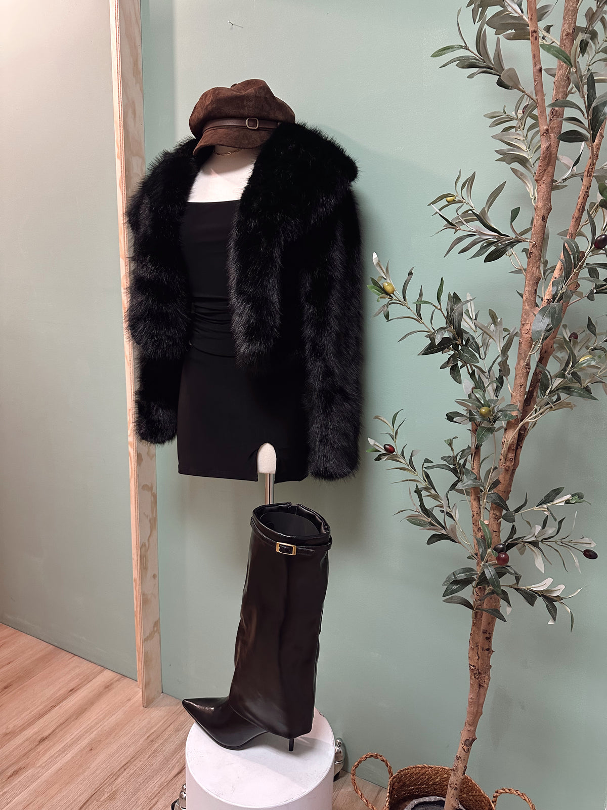 MOB WIFE FUR COAT (BLACK)
