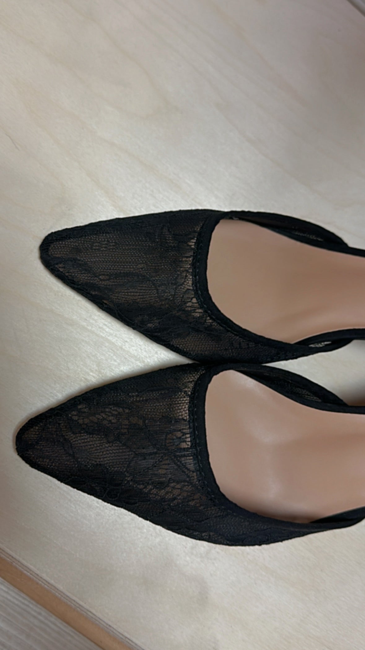 AMOUR LACE POINTED TOE MID HEELS